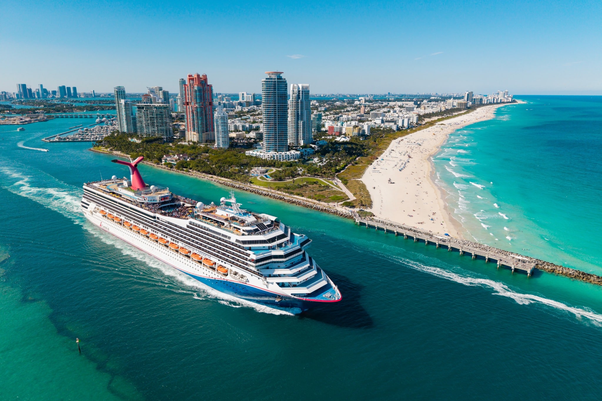 Cruiseschip bij de kust van Miami Beach, Florida