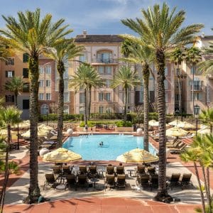 Zwembad met palmbomen bij resort in Orlando Florida