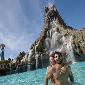 Vulkanische krater en lagune in Volcano Bay Orlando Florida