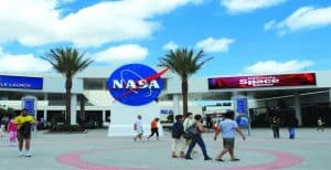 Ingang van het Kennedy Space Center met NASA-bord in Merritt Island, Florida