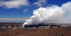 Kilauea vulkaan op Big Island, Hawaii met rookpluimen