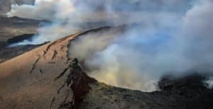 Luchtfoto van vulkaankegel met rook, Big Island, Hawaii