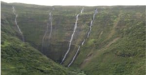 Watervallen in een vallei op Big Island, Hawaii