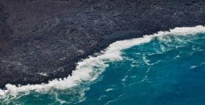 Zwart strand met lavastenen op Big Island, Hawaii