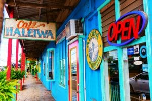 Café en winkelstraat in Haleiwa, North Shore, Hawaii