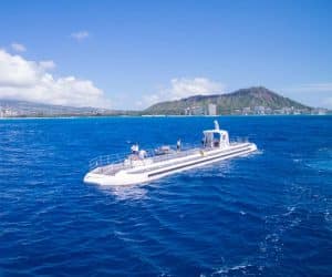 Onderzeeër bij Honolulu, Hawaii met Diamond Head op de achtergrond