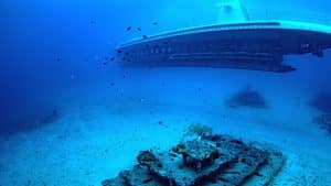 Onderzeeër onder water bij Honolulu, Hawaii met scheepswrak