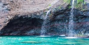 Waterval in zeegrot aan de Na Pali Coast op Kauai, Hawaii