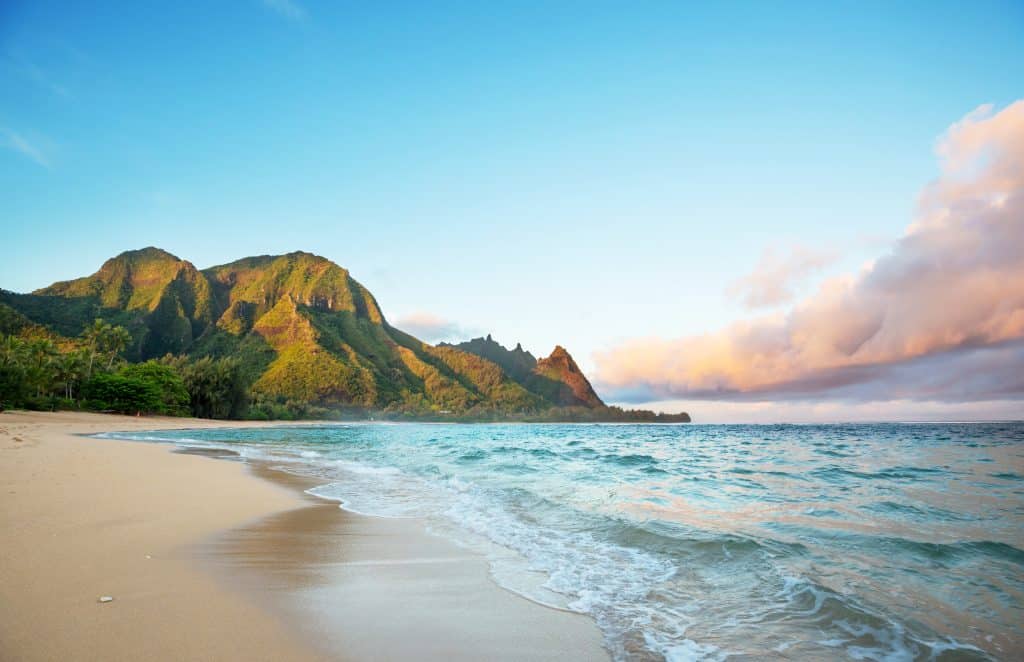 Strand en kliffen aan de Na Pali Coast, Hawaii