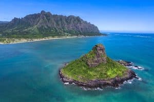 Luchtfoto van Kualoa Ranch en omliggende kustlijn, Oahu