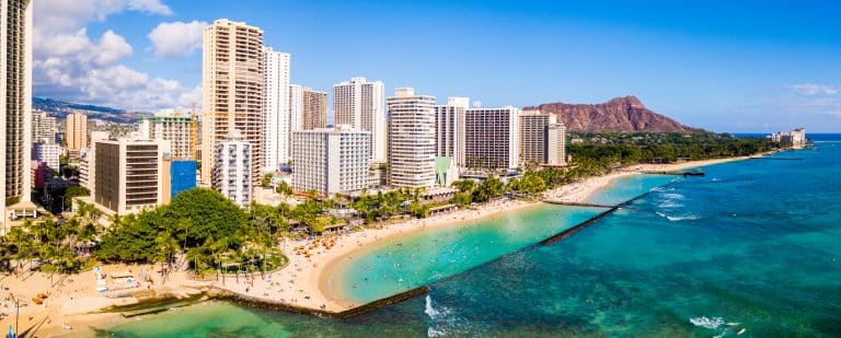 Luchtfoto van Waikiki Beach en de skyline van Honolulu