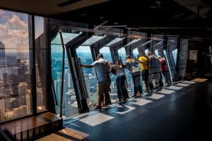 Bezoekers op Tilt-uitkijkpunt in Chicago, Illinois