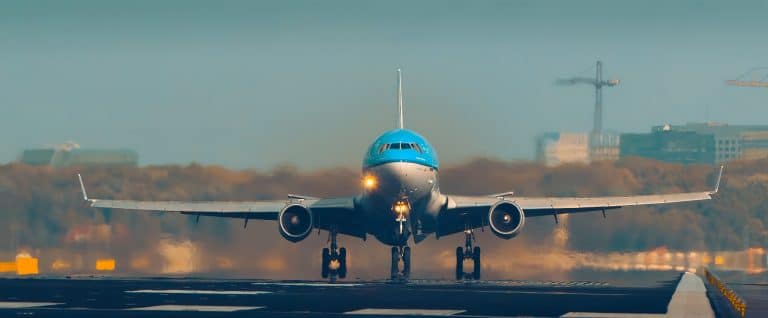 KLM vliegtuig bij opstijgen op startbaan