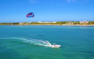Parasailing boven de historische Key West Seaport
