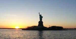 Statue of Liberty bij zonsondergang in New York, USA