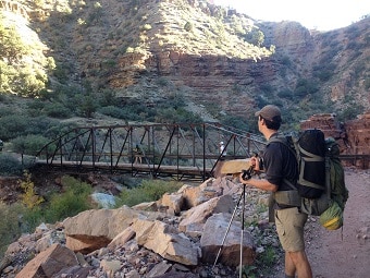 Wandelaar op de Private Canyon Day Hike voor Intermediairs