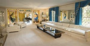 Interieur van Graceland in Memphis, Tennessee, woonkamer met piano