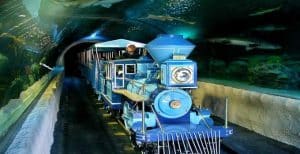 Blauwe trein in het Houston Aquarium, met vissen en haaien in de tunnel