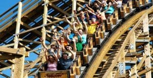 Mensen op houten achtbaan in een pretpark in Houston, Texas