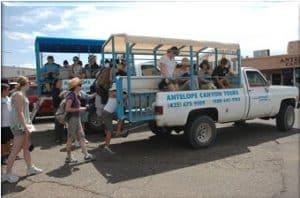 Toeristen stappen in jeep voor Antelope Canyon tour in Page, Arizona