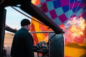 Ballonpiloot steekt vuur aan voor luchtballon in Phoenix, Arizona