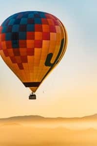 Luchtballon vaart boven het landschap van Phoenix, Arizona