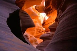 Zicht op de rotsformaties in Antelope Canyon met lichtinval