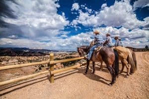 Ruiters te paard bij Bryce Canyon, Utah, met uitzicht op het landschap