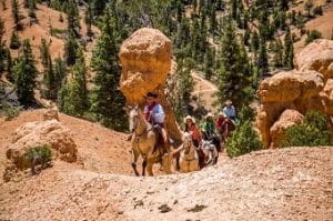 Groep ruiters te paard in Bryce Canyon, Utah