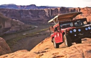 Hummer tour in Moab, Utah op rotsachtig terrein