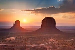 Zonsondergang in Monument Valley, Utah met rotsformaties