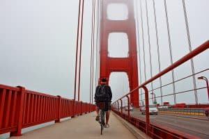 Fietser op de Golden Gate Bridge in San Francisco