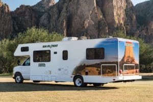 Achterzijde van Cruise America C30 camper bij rotsformatie