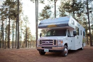Cruise America C30 camper in het bos