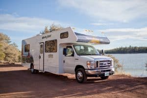 Cruise America C30 camper aan het meer
