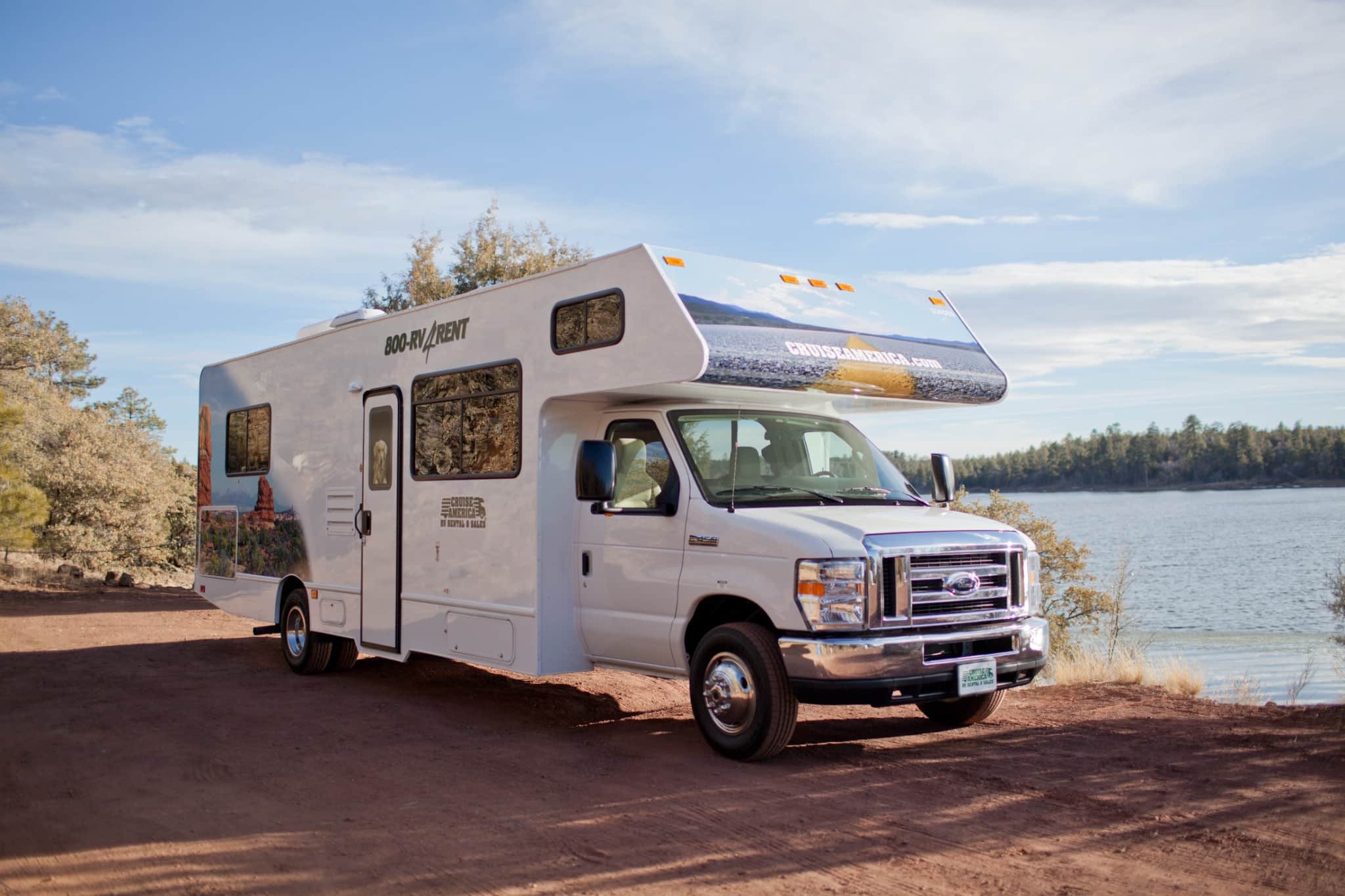 Cruise America C30 camper aan het meer