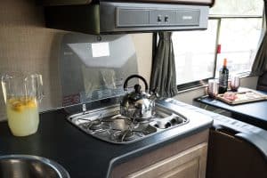 Keuken met gasfornuis in Cruise America C30 camper