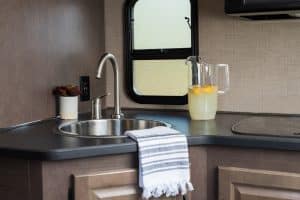 Keuken met spoelbak in Cruise America C30 camper