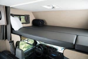 Slaapgedeelte boven cabine in Cruise America C30 camper