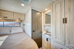 Vast bed achterin El Monte C-Medium