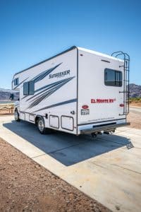 El Monte C-Medium zijaanzicht bij meer