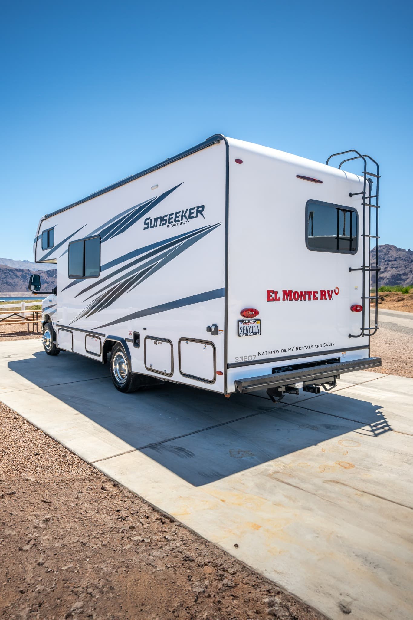 El Monte C-Medium zijaanzicht bij meer