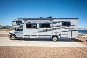 El Monte FS Family Sleeper bij meer in Amerika