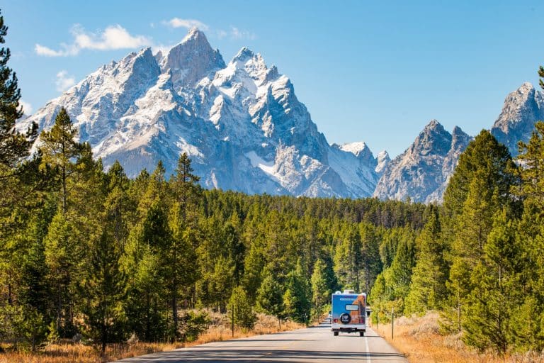 Camper van Cruise America op bergweg in Amerika