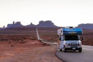 Camper van Cruise America in open vallei