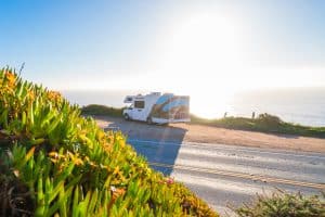 Camper van Cruise America op lange rechte weg