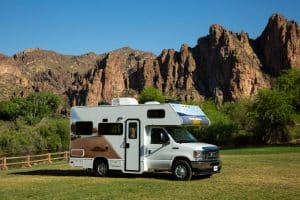 Cruise America C21 camper bij berglandschap