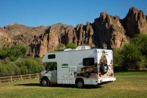 Cruise America C21 camper in natuur