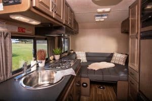 Cruise America C21 zithoek en bed