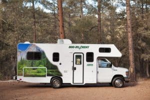 Cruise America C25 bagageruimte met koffers